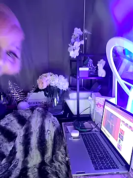 Snapshot of iamlalamilano chatting on February 18, 2026, 1:18 pm iamlalamilano online show from February 18, 2026, 1:18 pm