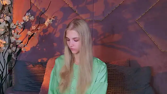 Snapshot of 4example_Chloe chatting on October 8, 2025, 10:39 am 4example Chloe online show from October 8, 2025, 10:39 am