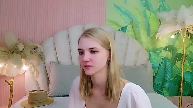 Snapshot of 4example_Chloe chatting on July 1, 2026, 5:30 am 4example Chloe online show from July 1, 2026, 5:30 am