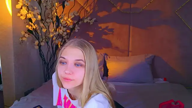 4example Chloe online show from November 11, 2025, 10:54 am