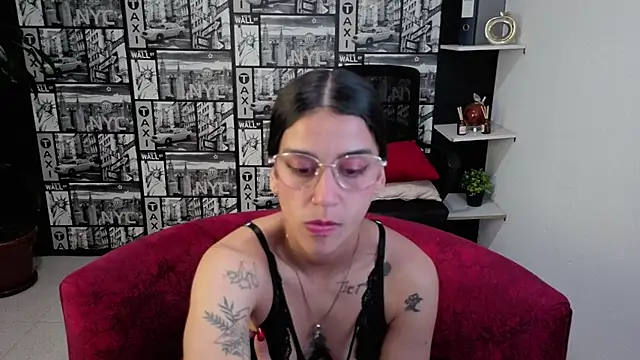 Snapshot of DanielaMonroe chatting on May 25, 2026, 8:51 pm DanielaMonroe online show from May 25, 2026, 8:51 pm