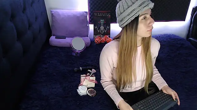 karlamoon23 online show from October 11, 2025, 1:06 am