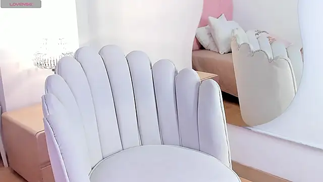 zoe lee    online show from September 19, 2025, 10:52 am