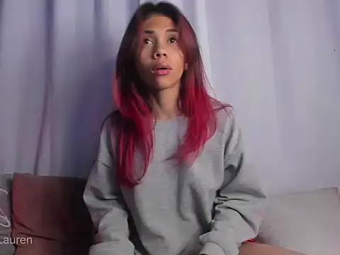 Snapshot of Laurenn_2 chatting on October 15, 2025, 5:06 am Laurenn 2 online show from October 15, 2025, 5:06 am