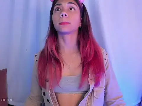 Snapshot of Laurenn_2 chatting on November 17, 2025, 3:32 am Laurenn 2 online show from November 17, 2025, 3:32 am