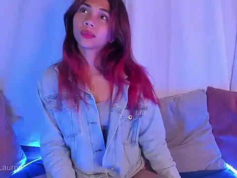 Snapshot of Laurenn_2 chatting on November 5, 2025, 4:04 am Laurenn 2 online show from November 5, 2025, 4:04 am