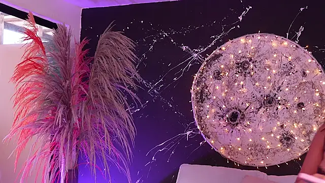 Snapshot of ShaniaDaniels chatting on November 28, 2025, 9:15 pm ShaniaDaniels online show from November 28, 2025, 9:15 pm