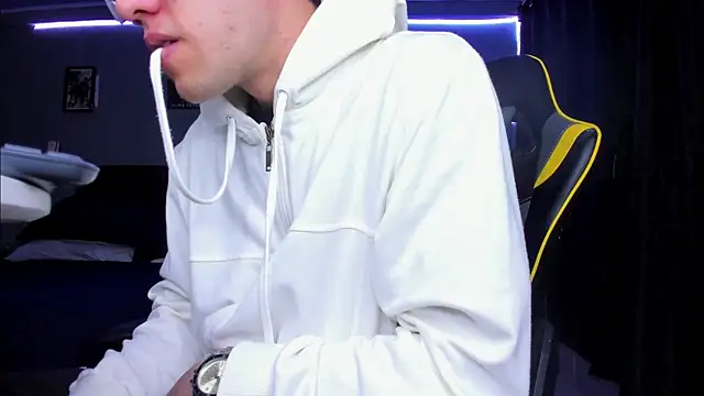 Snapshot of alexgiraldo__ chatting on October 28, 2025, 2:01 am alexgiraldo online show from October 28, 2025, 2:01 am