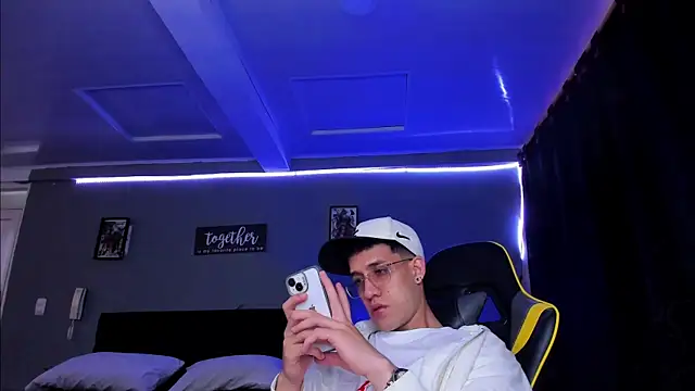 Snapshot of alexgiraldo__ chatting on November 7, 2025, 12:21 pm alexgiraldo online show from November 7, 2025, 12:21 pm