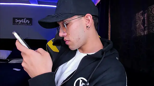 Snapshot of alexgiraldo__ chatting on October 17, 2025, 4:20 pm alexgiraldo online show from October 17, 2025, 4:20 pm