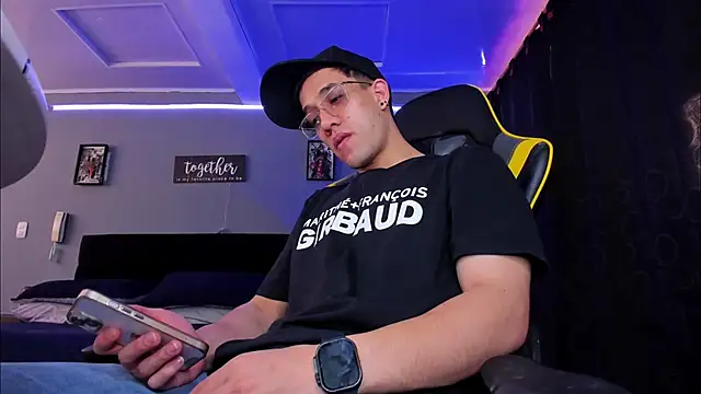 Snapshot of alexgiraldo__ chatting on October 19, 2025, 1:25 pm alexgiraldo online show from October 19, 2025, 1:25 pm