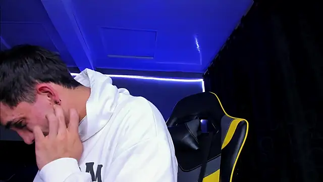 Snapshot of alexgiraldo__ chatting on October 31, 2025, 4:31 am alexgiraldo online show from October 31, 2025, 4:31 am