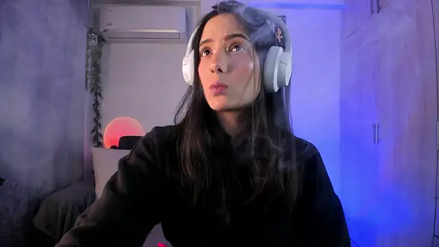 mishelkrave  online show from February 9, 2026, 11:47 pm