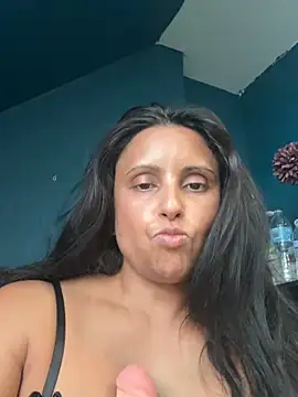 Snapshot of Angelaarayexx chatting on June 17, 2026, 9:52 am Angelaarayexx online show from June 17, 2026, 9:52 am