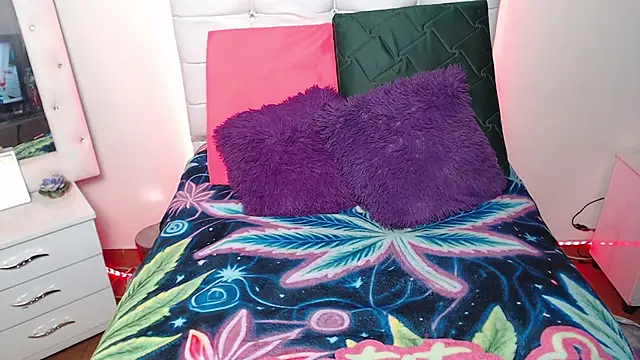 elapetitie online show from November 6, 2025, 5:44 am