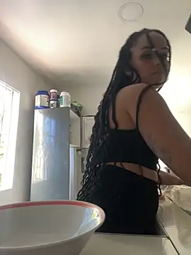 Samara Hadi  online show from October 28, 2025, 5:45 pm