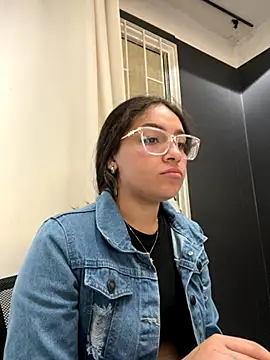 Alyha Cortes online show from November 21, 2025, 1:32 pm