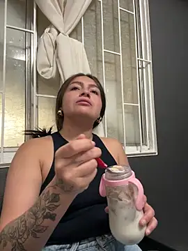 Alyha Cortes online show from December 18, 2025, 1:37 pm