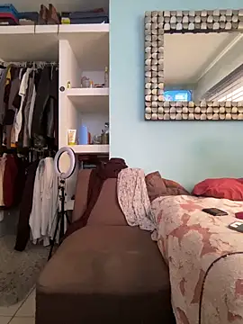 Snapshot of Alexitho25 chatting on February 18, 2026, 9:11 pm Alexitho25 online show from February 18, 2026, 9:11 pm