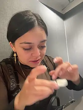 Emily Rivers  online show from November 21, 2025, 1:21 pm