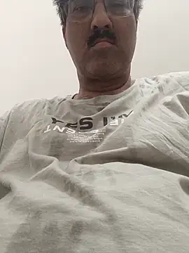 moonflower25 online show from April 17, 2026, 3:53 am