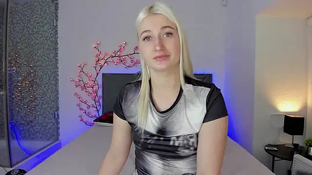 HollyTailors online show from December 15, 2025, 1:28 pm