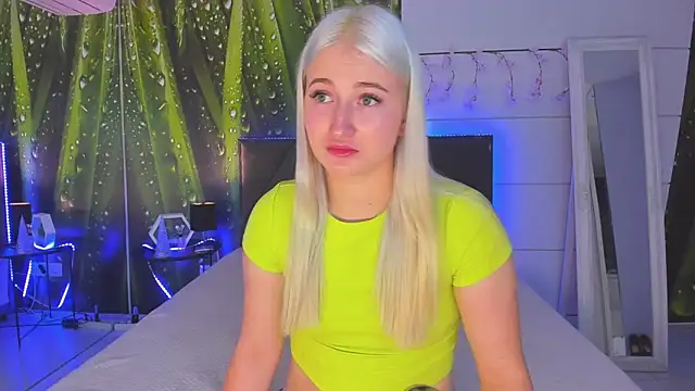 HollyTailors online show from November 12, 2025, 1:04 pm