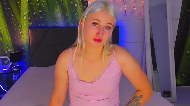 HollyTailors online show from November 15, 2025, 6:28 am