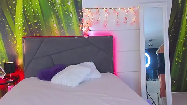 HollyTailors online show from September 25, 2025, 5:13 am