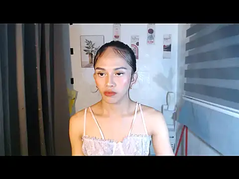 LauraSoHot online show from September 10, 2025, 1:21 pm