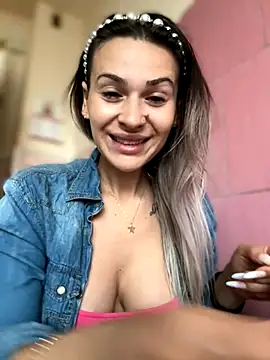 iSelena online show from October 1, 2025, 5:01 am