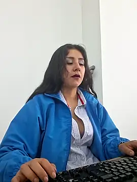 Snapshot of CAROLINE__07 chatting on November 29, 2025, 1:33 pm CAROLINE 07 online show from November 29, 2025, 1:33 pm