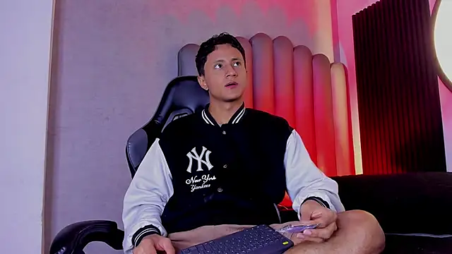  Leohot  online show from November 28, 2025, 4:01 am