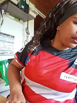 IVONNE COLLINS33 online show from April 16, 2026, 2:18 pm