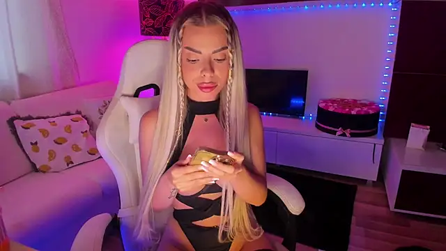 SerraVondeee online show from August 3, 2026, 4:13 pm