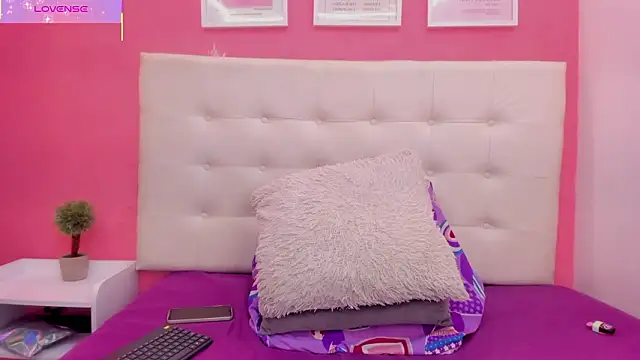 Snapshot of Macarena_05 chatting on February 12, 2026, 12:43 am Macarena 05 online show from February 12, 2026, 12:43 am