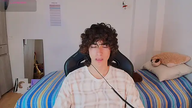 Nude Boy18 online show from March 4, 2026, 9:22 pm