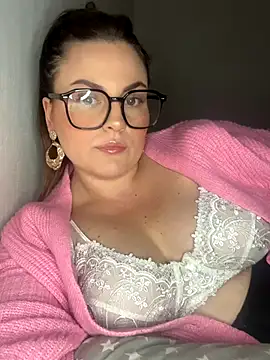 whitequeen xxx online show from October 8, 2025, 8:53 pm