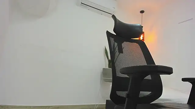 Snapshot of damian_bull chatting on November 1, 2025, 8:36 pm damian bull online show from November 1, 2025, 8:36 pm