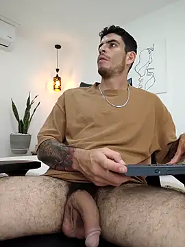 Snapshot of damian_bull chatting on October 12, 2025, 8:32 pm damian bull online show from October 12, 2025, 8:32 pm