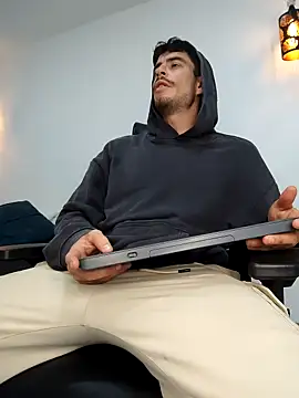 Snapshot of damian_bull chatting on September 11, 2025, 7:36 pm damian bull online show from September 11, 2025, 7:36 pm