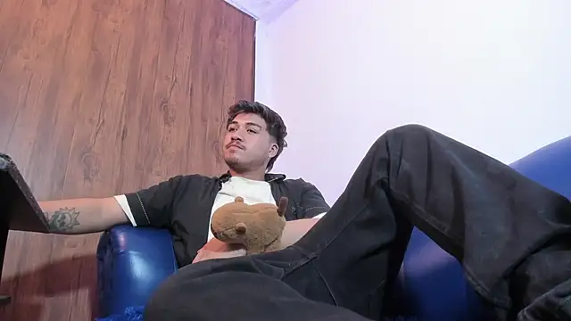 Snapshot of juanmechanic_ chatting on February 4, 2026, 4:51 am juanmechanic online show from February 4, 2026, 4:51 am