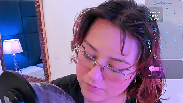 isa grey  online show from November 9, 2025, 3:32 am