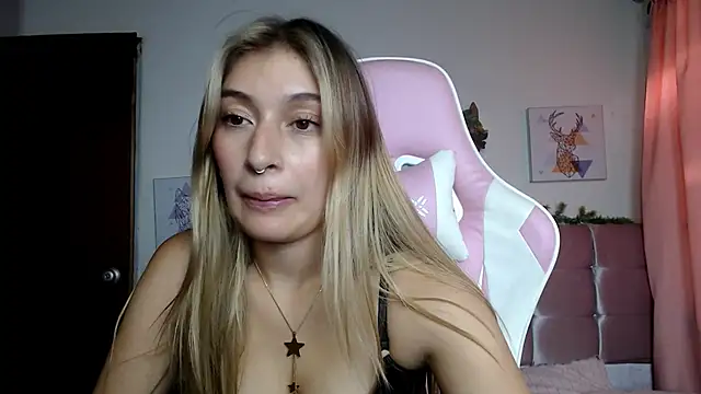 SophiaaLee online show from March 4, 2026, 10:39 pm