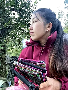 Huong-Ly online show from November 30, 2025, 9:54 am