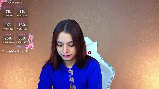 Leila Hefner online show from September 26, 2025, 2:51 am