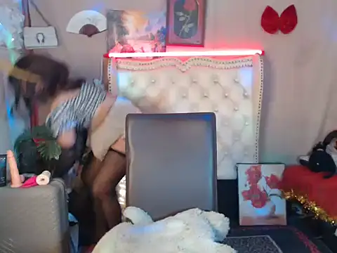 miss laila  online show from September 13, 2025, 10:37 am