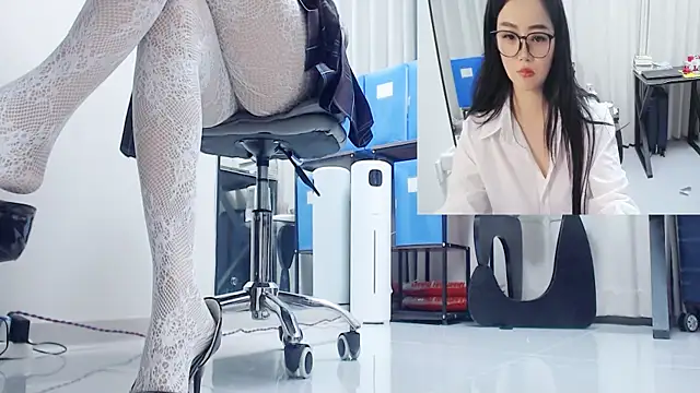 Snapshot of Eileen-L chatting on February 5, 2026, 3:24 am Eileen-L online show from February 5, 2026, 3:24 am