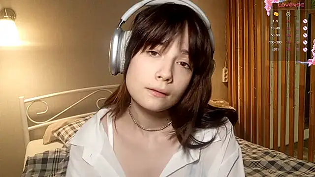 Honeey Beee online show from December 18, 2025, 5:17 pm