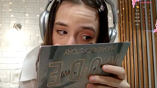 Honeey Beee online show from December 21, 2025, 5:14 pm